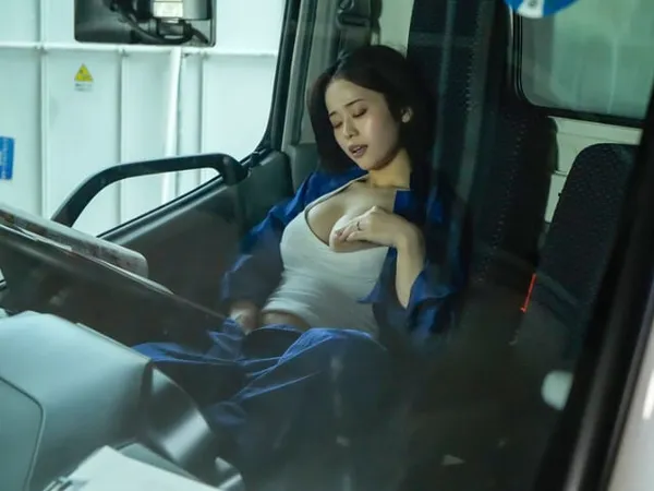 phim sex ông già bú l** Người chồng thất nghiệp, Cô vợ đi làm người lái xe giao hàng và cái kết