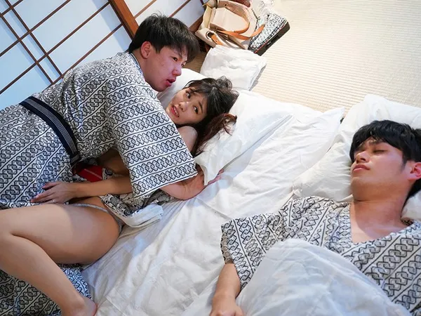 sex long tieng Ngoại tình với bạn thân trong khi chồng ngủ kế bên